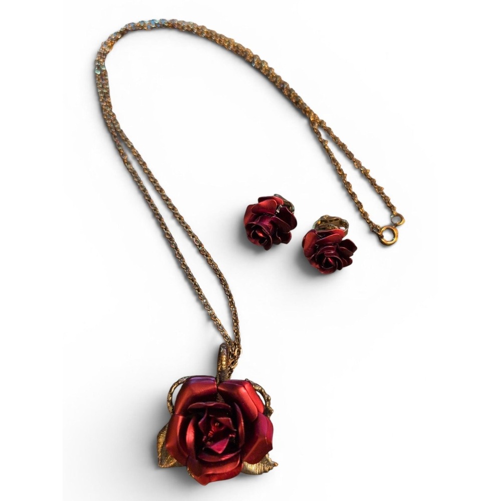 ⚜️61. Giovanni Iridescent Red Metal Rose Set